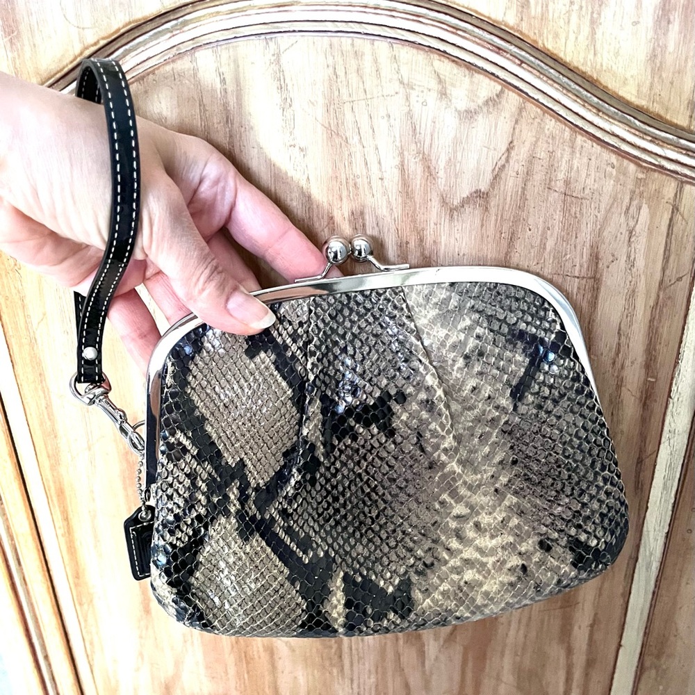 👜 COACH Gray Leather Snakeskin Embossed Kisslock Framed Wristlet - Picture 2 of 6